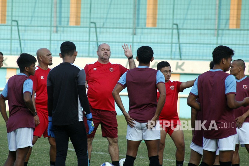Pelatih PSM Makassar Bojan Hodak (tengah) memberikan arahan kepada pemain pada sesi latihan di lapangan Stadion Mini Cibinong, Bogor, belum lama ini. (Antara/Yulius Satria Wijaya)