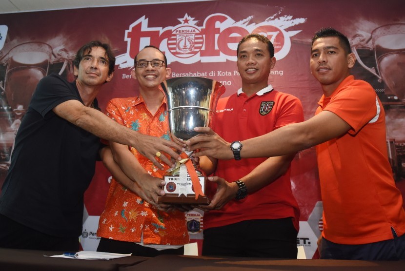 Pelatih PSM Makassar Luciano Leandro (kiri) bersama Asisten Pelatih Persija Jakarata Jan Saragih (kanan), asisten pelatih Bali United Eko Purdjianto (kedua kanan), dan Ketua Panitia Pelaksana Trofeo Persija Hanifditya (kedua kiri) memegang piala Trofeo Per