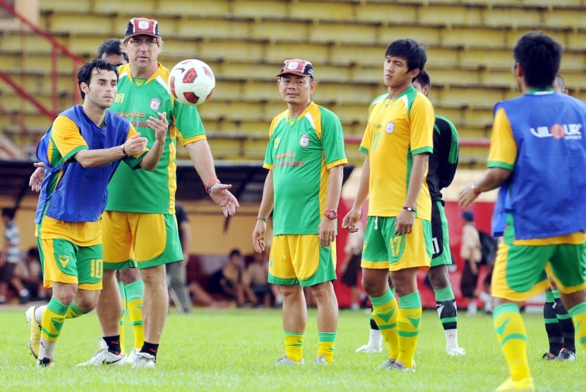 Pelatih PSM Makassar Robert Rene Alberts (kedua dari kiri). 