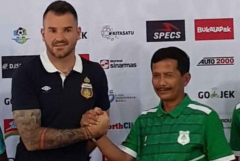 Pelatih PSMS Medan Djadjang Nurdjaman (kanan) bersama pelatih Bhayangkara FC Simon McMenemy.