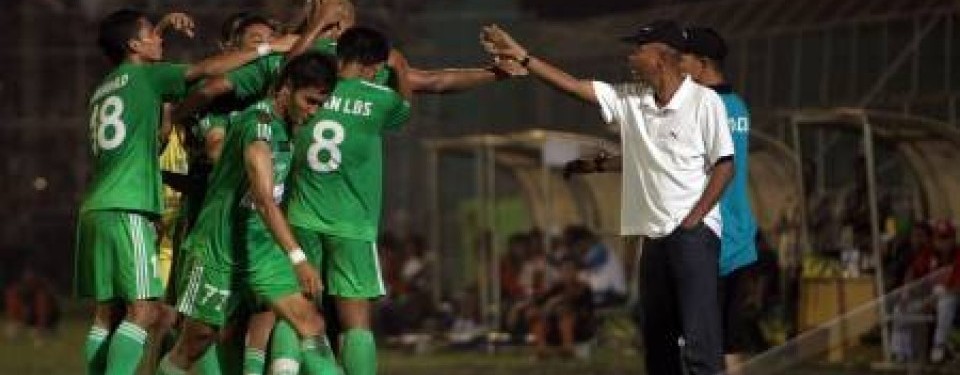 Pelatih PSMS Medan, Suharto (kanan), menyambut pemainnya usai menjebol gawang PS Bengkulu pada Rabu (6/4).