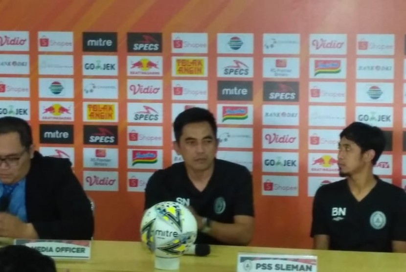 Pelatih PSS Sleman, Seto Nurdiantoro dan pemain, Bagas Adi Nugroho dalam konferensi pers jelang laga lanjutan pekan keenam liga 1 2019, di Stadion Patriot Chandrabhaga, Bekasi, Selasa (2/7).