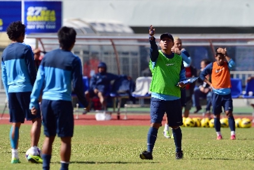 Pelatih Rahmad Darmawan (kanan).