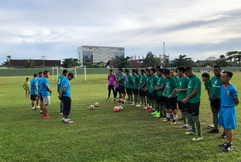 Pelatih Rahmad Darmawan memimpin latihan para pemain Sriwijaya FC di lapangan Sudirman, Balikpapan, Ahad (25/2). Latihan sebelum melakoni laga kedua pada Piala Gubernur Kaltim menghadapi Madura United FC, Senin (26/2).