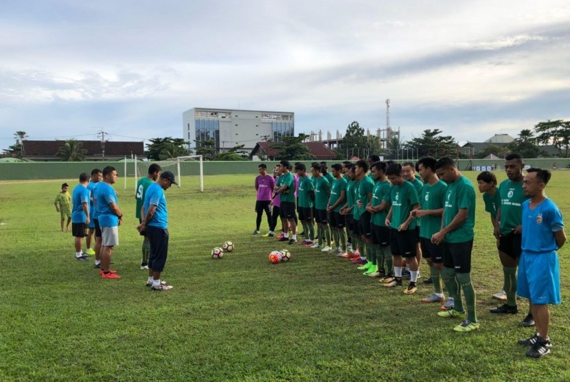 Pelatih Rahmad Darmawan memimpin latihan para pemain Sriwijaya FC.