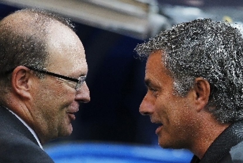 Pelatih Real Betis, Pepe Mel (kiri) bersalaman dengan pelatih Real Madrid, Jose Mourinho (kanan) usai pertandingan La Liga beberapa waktu lalu.