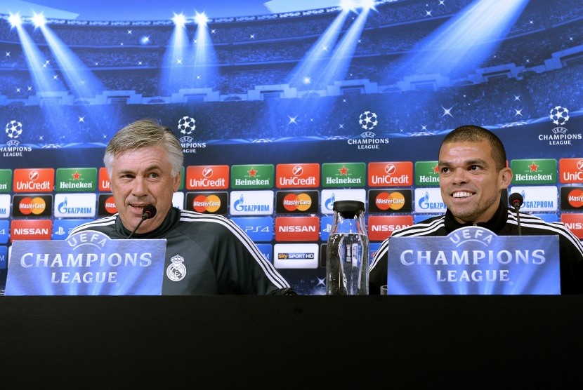 Pelatih Real Madrid, Carlo Ancelotti bersama Bek Madrid, Pepe dalam konferensi pers jelang laga Semi Final Liga Champions, Juventus vs Real Madrid, Rabu Dini Hari.