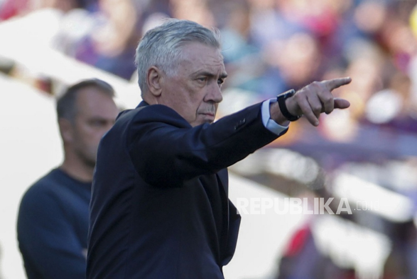 Pelatih Real Madrid Carlo Ancelotti memberikan instruksi dalam pertandingan timnya melawan Barcelona di Stadion Olimpiade Lluis Companys, Ahad (12/5/2025).