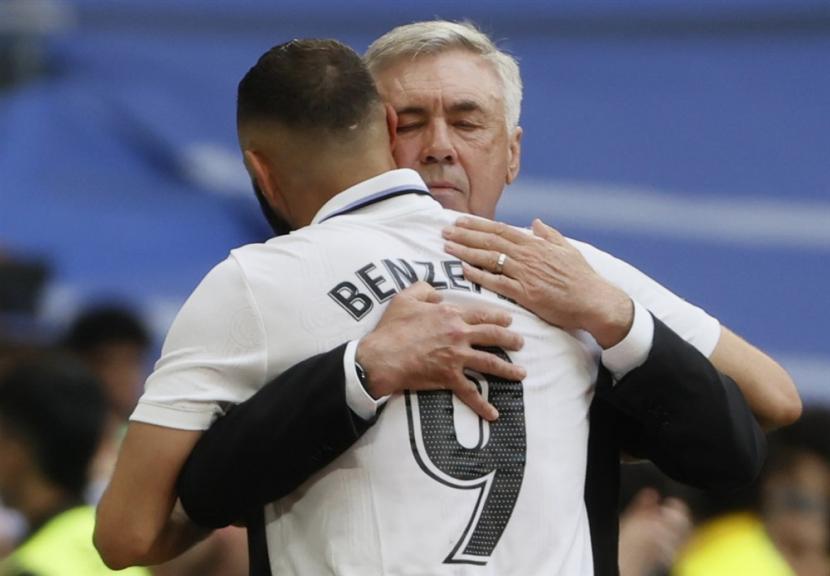 Pelatih Real Madrid Carlo Ancelotti memeluk Karim Benzema dalam laga kontra Athletic Bilbao sekaligus laga perpisahan Benzema.