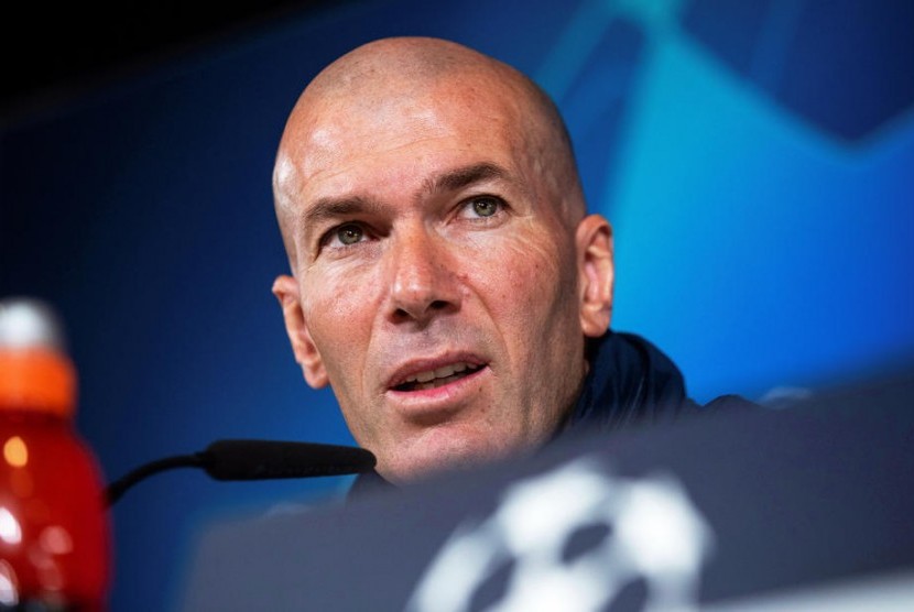 Pelatih Real Madrid, Zinadine Zidane saat menghadiri konferensi pers jelang laga Liga Champions melawan Manchesters City, Kamis Dinihari.