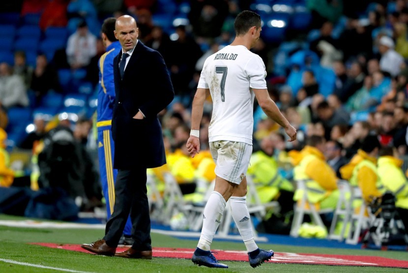 Pelatih Real Madrid, Zinedine Zidane (kiri) dan striker, Cristiano Ronaldo.