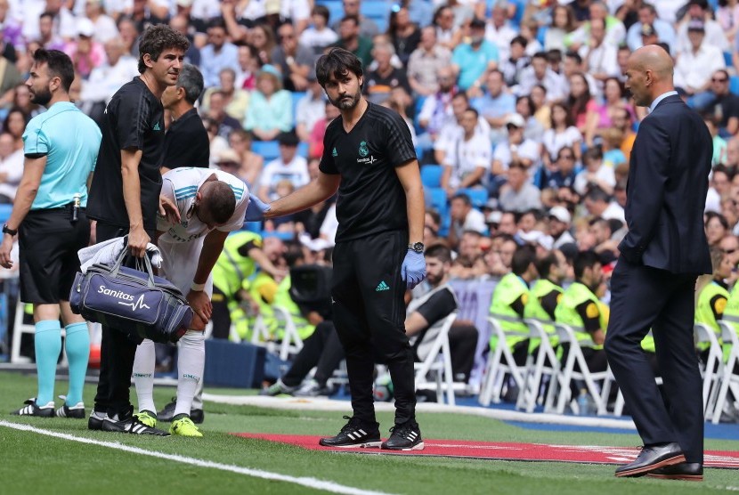 Pelatih Real Madrid, Zinedine Zidane melihat strikernya, Karim Benzema mengalami cedera pada laga La Liga melawan Levante, di Santiago Bernabeu, Sabtu (9/9). Benzema mengalami cedera serius pada laga itu.