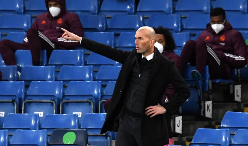 Pelatih Real Madrid Zinedine Zidane memberikan instruksi kepada para pemainnya saat menghadapi Chelsea di semifinal Liga Champions.