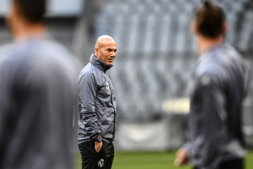 Pelatih Real Madrid, Zinedine Zidane memimpin latihan skuatnya di stadion Olimpiade Munich, Selasa (11/4). Malam ini Madrid akan melawan Bayern Muenchen pada leg pertama perempat final Liga Champions.