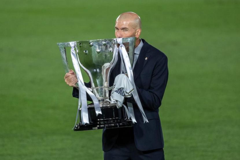 Pelatih Real Madrid Zinedine Zidane mencium trofi juara La Liga Spanyol setelah timnya memastikan juara kompetisi musim 2019/2020.