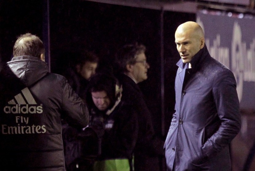 Pelatih Real Madrid, Zinedine Zidane saat laga La Liga lawan Osauna di stadion El Sadar, Ahad (12/2) dini hari WIB. Madrid menang 3-1/.