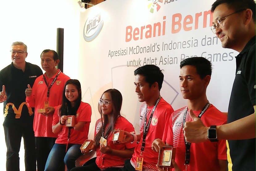Pelatih Renang Dimin, Nur Aimah, Laura Dinda, Guntur, Jendi Pangabean (dari kiri ke kanan)