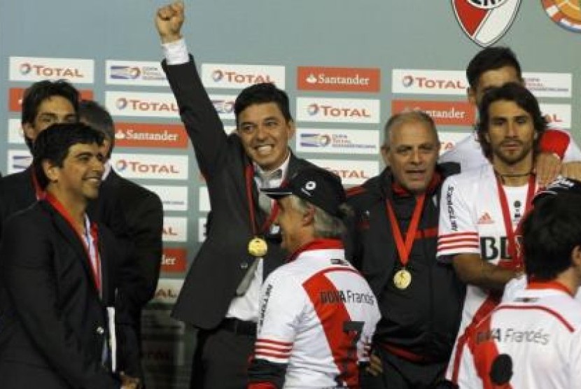 Pelatih River Plate Marcelo Gallardo (mengangkat tangan) merayakan keberhasilan timnya menjuarai Copa Sudamericana 2014, Kamis (11/12) WIB. 