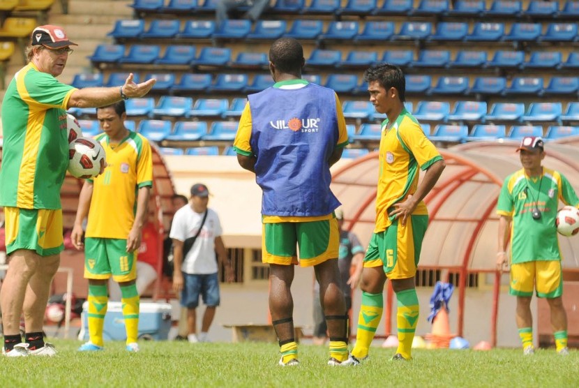 Pelatih Robert Rene Alberts (kiri) dalam suatu sesi latihan PSM Makassar.