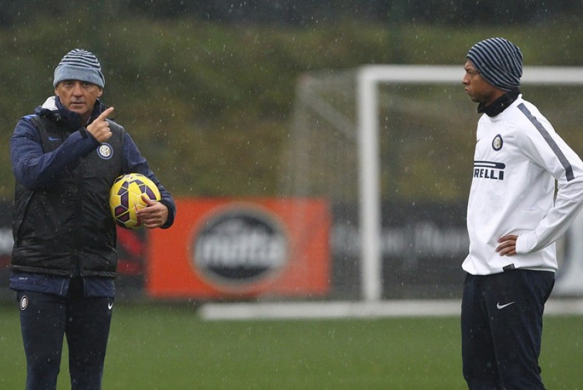 Pelatih Roberto Mancini dan Fredy Guarin.