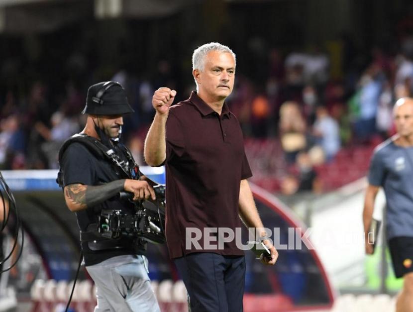  Pelatih Roma Jose Mourinho merayakan kemenangan pada akhir pertandingan sepak bola Serie A Italia antara US Salernitana dan AS Roma di stadion Arechi di Salerno, Italia, Senin (30/8) dini hari WIB. 