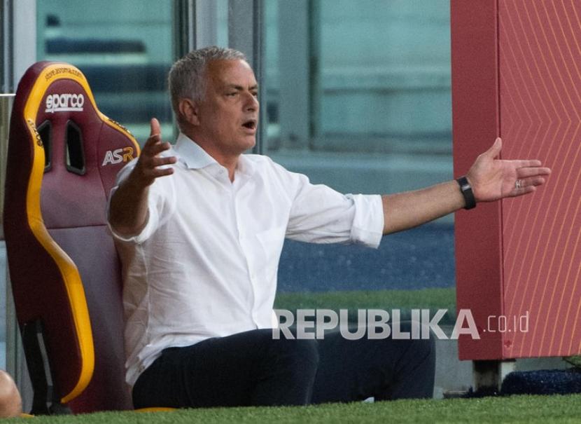 Pelatih Roma Jose Mourinho