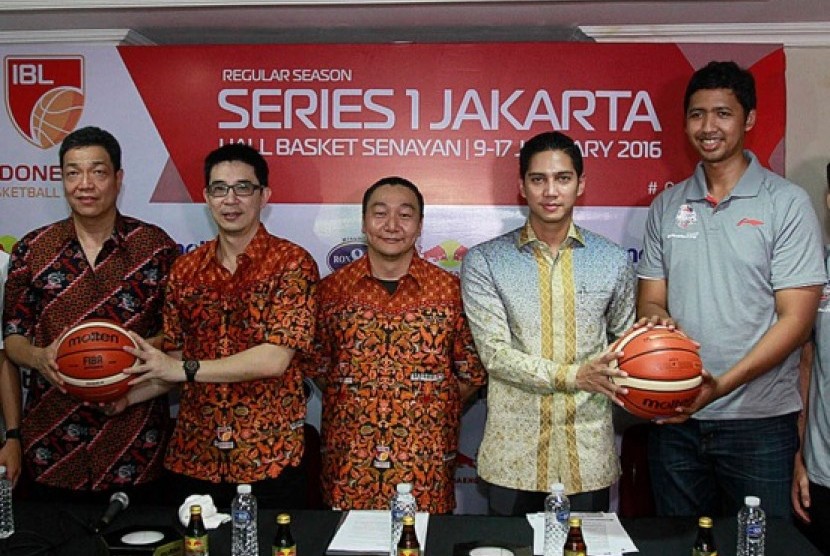 Pelatih Satria Muda Pertamina Cokorda Raka Satrya Wibawa (kanan) dan pelatih Aspac Jugianto Kuntardjo (kiri).