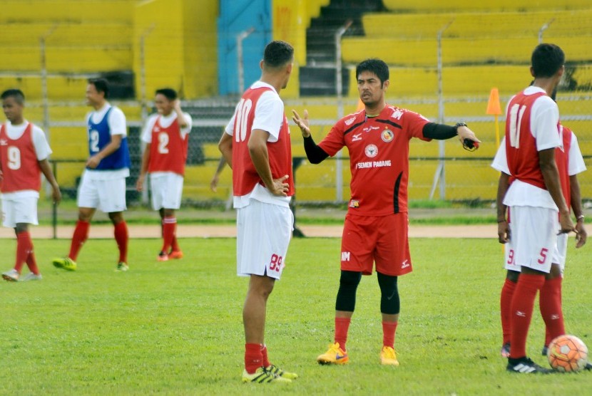 Pelatih Semen Padang FC, Nil Maizar (kedua kanan) berdiskusi dengan sejumlah pemainnya saat sesi latihan di Stadion GOR H Agus Salim Padang, Sumatera Barat, Rabu (1/3).