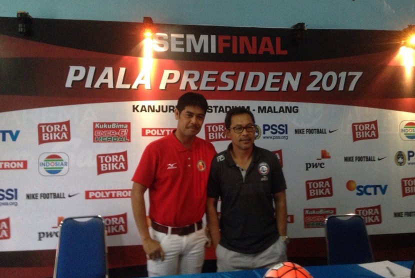 Pelatih Semen Padang, Nil Maizar (kiri) dan pelatih Arema FC, Aji Santoso seusai jumpa pers jelang leg kedua semifinal Piala Presiden 2017, Ahad (5/3). Pada malam ini kedua tim akan bertanding di stadion Kanjuruhan, Malang, Jawa Timur.