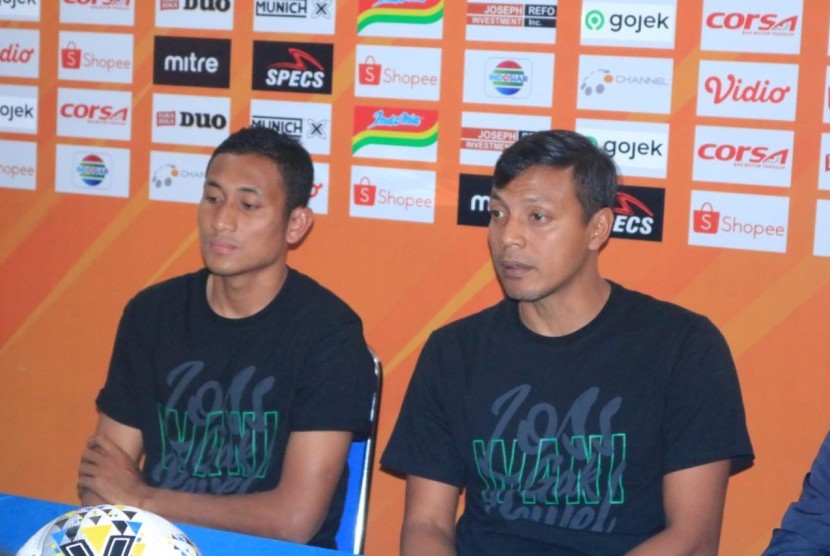 Pelatih sementara Persebaya, Bejo Sugiantoro (kanan) dan Pemain M Syaifuddin (kiri) memberikan keterangan pers di Kantor Arema FC, Kota Malang, Rabu (14/8). 