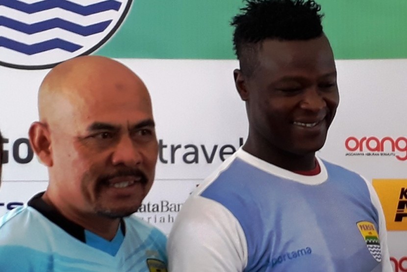 Pelatih sementara Persib Bandung Herrie Setyawan (kiri) bersama penyerang Ezechiel N'Duoassel. 