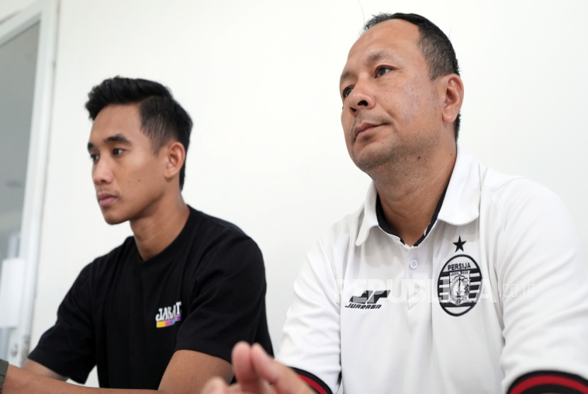 Pelatih sementara Persija Jakarta Ricky Nelson (kanan).