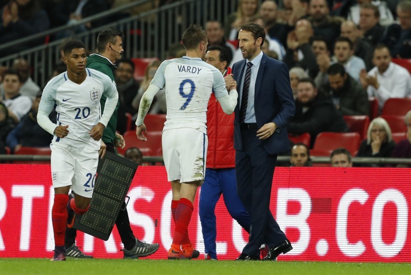 Pelatih sementara timnas Inggris, Gareth Southgate (kanan) mengganti Jamie Vardy dengan Marcus Rashford pada laga persahabatan melawan Spanyol di Wembley, Rabu (16/11) dini hari WIB. Laga berakhir imbang 2-2.