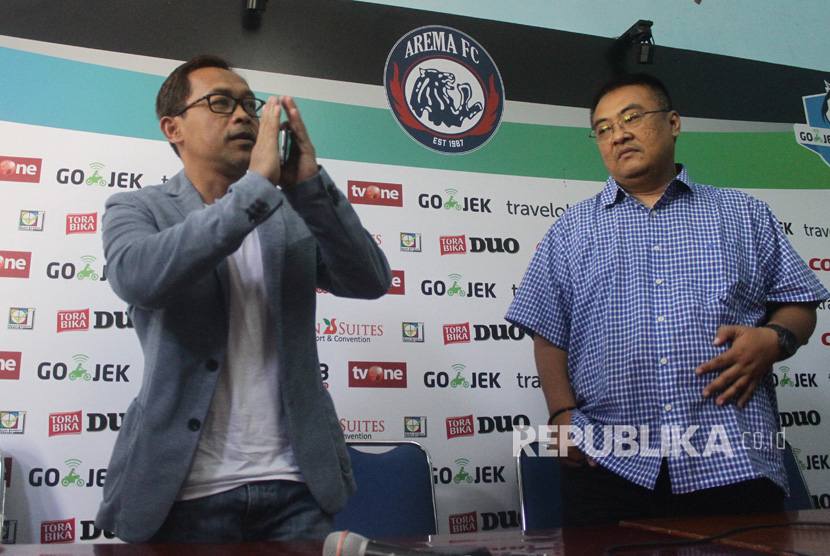 Pelatih sepak bola Aji Santoso (kiri) berpamitan pada GM Arema FC Rudi Widodo (kanan) saat konfrensi pers di kantor Arema, Malang, Jawa Timur, Senin (31/7). 