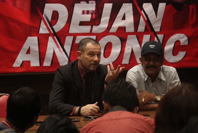 Pelatih sepak bola asal Serbia Dejan Antonic (kiri) didampingi Direktur PT Polana Bola Madura Bersatu Zia Ul Haq Abdurrahim (kanan) menjawab pertanyaan wartawan saat konferensi pers di Surabaya, Jawa Timur, Minggu (13/1/2019). 