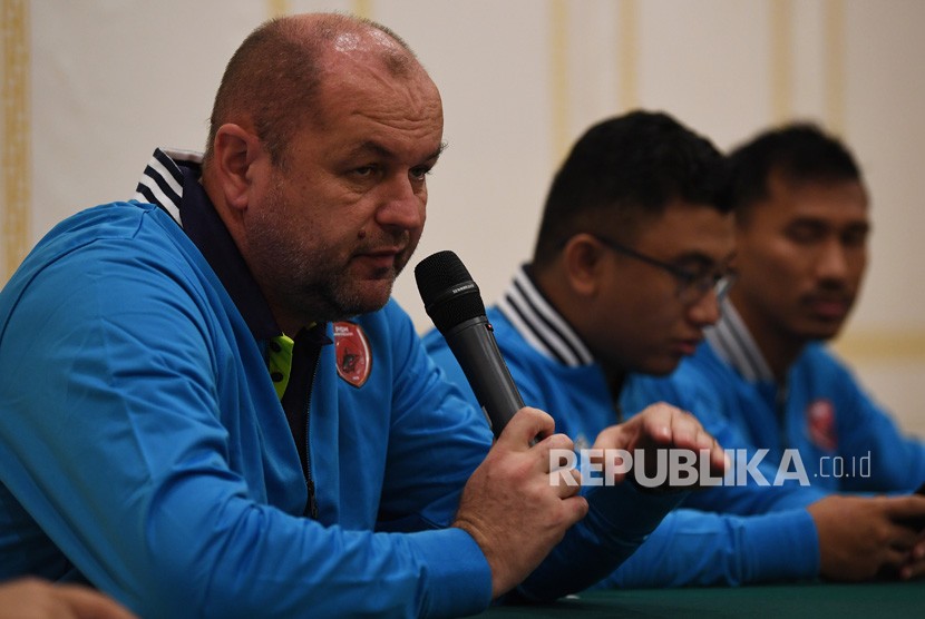 Pelatih sepak bola PSM Makassar Bojan Hodak menyampaikan keterangan pers menjelang pertandingan Piala AFC 2020.