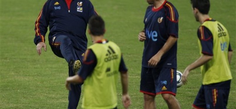 Pelatih sepak bola tim nasional Spanyol, Del Bosque, tengah mengontrol bola di sela-sela latihan menjelang pertandingan melawan Venezuela.