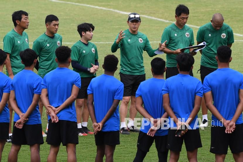 Pelatih Shin Tae-yong (keempat kiri, atas) memberikan arahan kepada para pemain timnas Indonesia U-19.