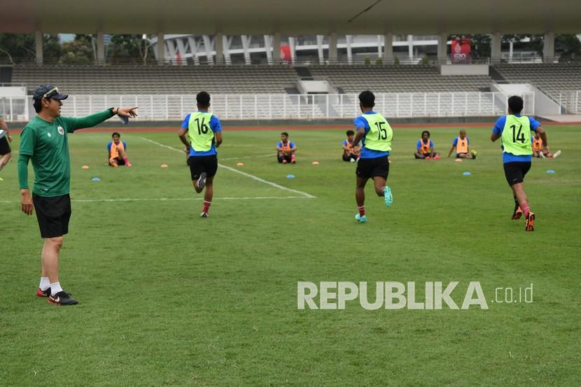 Pelatih Shin Tae-yong (kiri) mengamati para pesepak bola timnas U-23 Indonesia selama menjalani latihan.