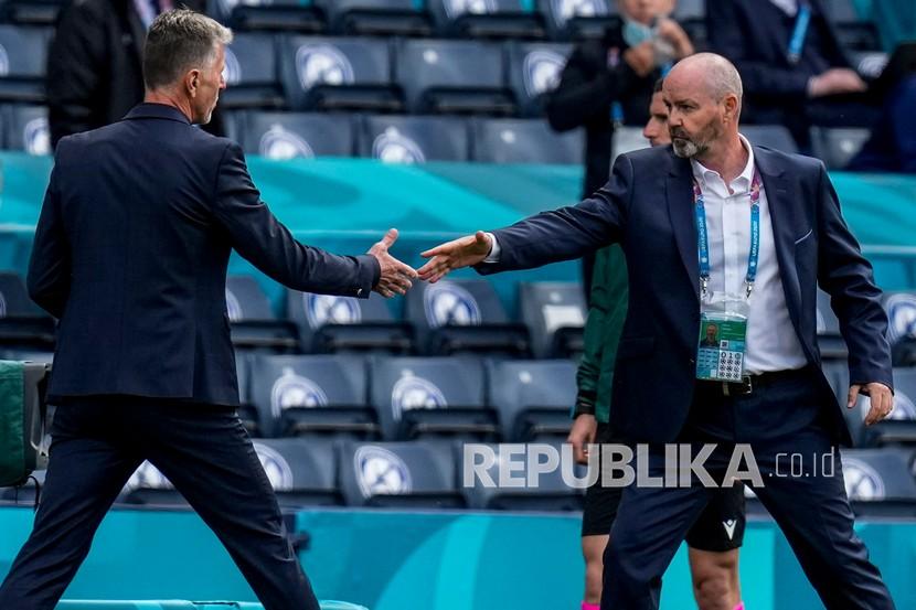 Pelatih Skotlandia Steve Clarke, berjabat tangan dengan pelatih Republik Ceko Jaroslav Silhavy setelah pertandingan grup D kejuaraan sepak bola Euro 2020 antara Skotlandia dan Republik Ceko, di stadion Hampden Park di Glasgow, Skotlandia, Senin (14/6).