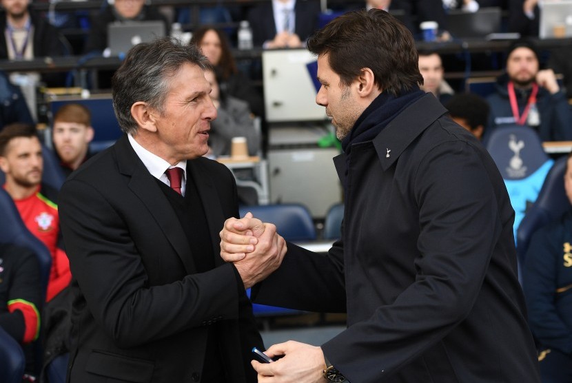 Pelatih Southampton, Claude Puel (kiri) bersalaman dengan pelatih Tottenham Hotspur, Mauricio Pochettino pada laga Liga Primer di White Hart Lane, Ahad (19/3). Southampton kalah 1-2.