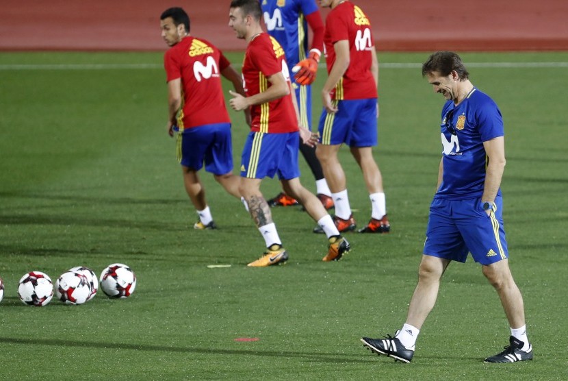 Pelatih Spanyol Julen Lopetegui (kanan) memimpin sesi latihan tim nasional Spanyol di Las Rozas, Madrid, Spanyol, Senin (2/10). 