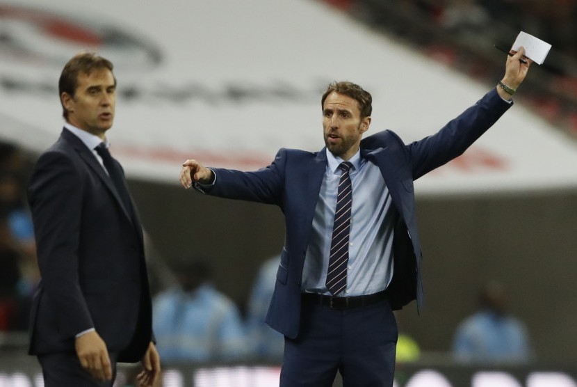 Pelatih Spanyol, Julen Lopetegui (kiri) dan pelatih Inggris, Gareth Southgate pada laga persahabatan di stadion Wembley, London, Rabu (16/11). Kedua tim bermain imbang 2-2.