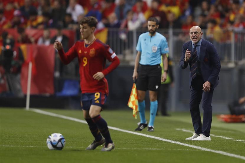 Pelatih Spanyol Luis de la Fuente memberikan instruksi dalam laga kualifikai Euro 2024 antara Spanyol vs Norwegia di Malaga.