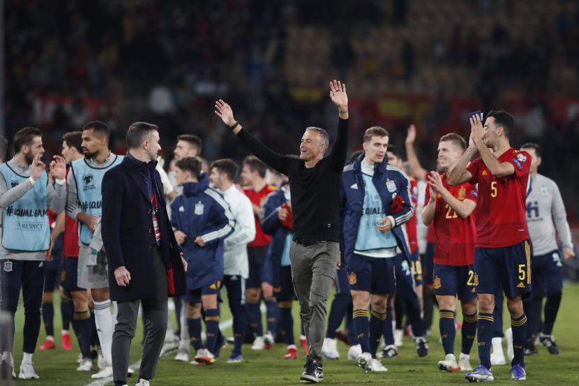 Pelatih Spanyol Luis Enrique (tengah) merayakan akhir pertandingan kualifikasi Grup B Piala Dunia 2022 antara Spanyol dan Swedia di Stadion La Cartuja di Sevilla, Spanyol, Ahad 14 November 2021. 