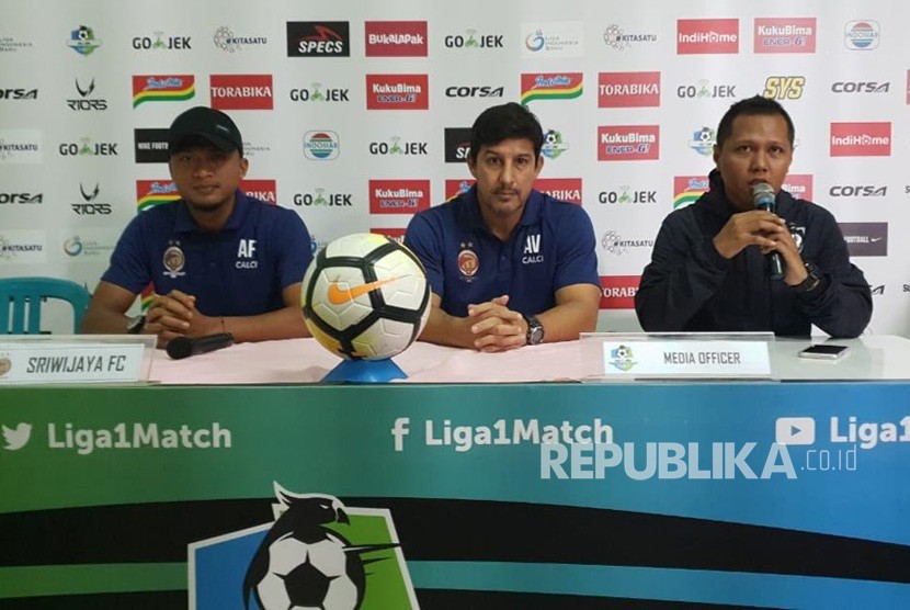 Pelatih Sriwijaya FC Alfredo Vera (tengah) dan pemain SFC Achmad Faris (kiri) memberikan keterangan pers pada sesi pre post match, Senin (22/10) di stadion Moehamad Soebroto Magelang.