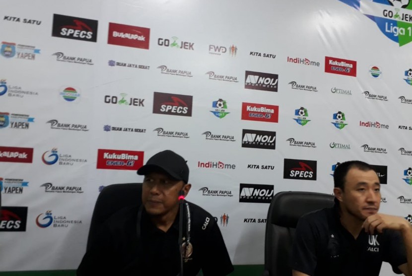 Pelatih Sriwijaya FC, Rahmad Darmawan (kiri) dan Pemain Yu Hyunkoo (kanan) memberikan keterangan pers seusai menelan kekalahan melawan Perseru di Stadion Gajayana Kota Malang, Ahad malam (27/5).