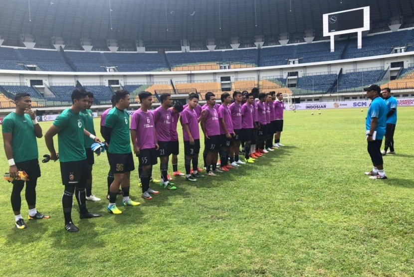 Pelatih Sriwijaya FC Rahmad Darmawan memimpin latihan para pemain untuk menjalani uji lapangan di stadion Gelora Bandung Lautan Api (GBLA), Senin (15/1) sebelum laga perdana melawan Persib Bandung pada Piala Presiden 2018, Selasa (16/1). 