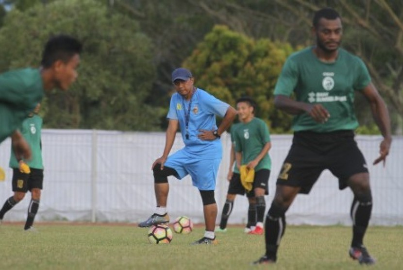 Pelatih Sriwijaya FC Rahmad Darmawan (tengah) memimpin latihan Sriwijaya FC di lapangan pemanasan arena atletik, Jakabaring Sport City (JSC), Palembang, Sumatra Selatan. 