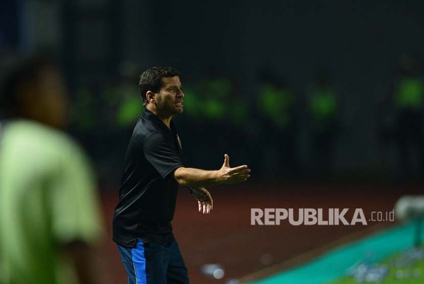 Pelatih Sriwijaya Oswaldo Lessa Filho memberikan instruksi saat timnya melawan Persib Bandung di Stadian GBLA, Bandung, Sabtu (29/4)
